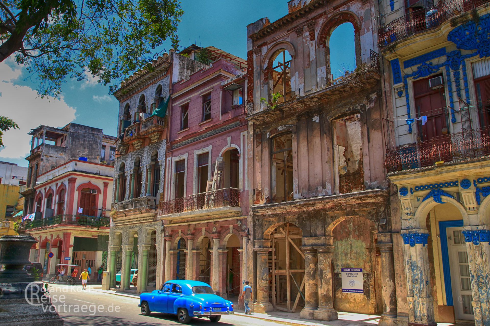 Kuba, Havanna, Havanna Vieja, verfallene Häuser, restaurierte Oldtimer